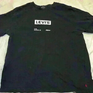 Levi’s men’s relaxed black shirt